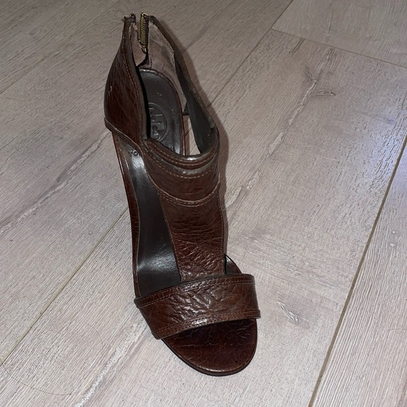 TORY BURCH Teagan Stingray Brown Leather Caged T Strap Sandals Heels Sz 6.5 - Picture 2 of 12